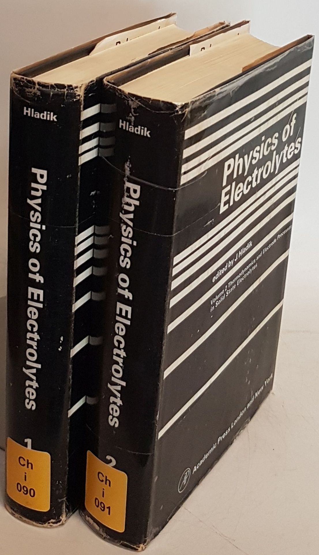 Physics of Electrolytes (2 vols.cpl./ 2 Bände KOMPLETT) - Vol.1: Transport Processes in Solid Electrolytes and in Electrodes/ Vol.2: Thermodynamics and Electrode Processes in Solid State Electrolytes