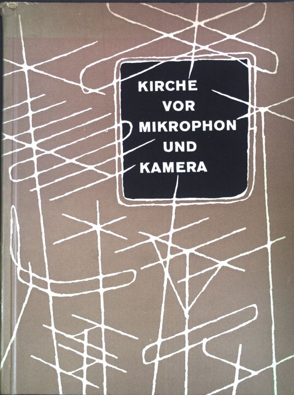Kirche vor Mikrophon und Kamera
