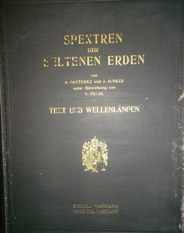 Spektren der seltenen Erden: 45 photographische Tafeln mit Text und Wellenlängen (2 Bände KOMPLETT) - Text und Wellenlängen/ Tafeln. (SIGNIERTES EXEMPLAR)