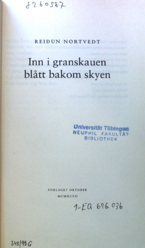 Inn i granskauen blatt bakom skyen