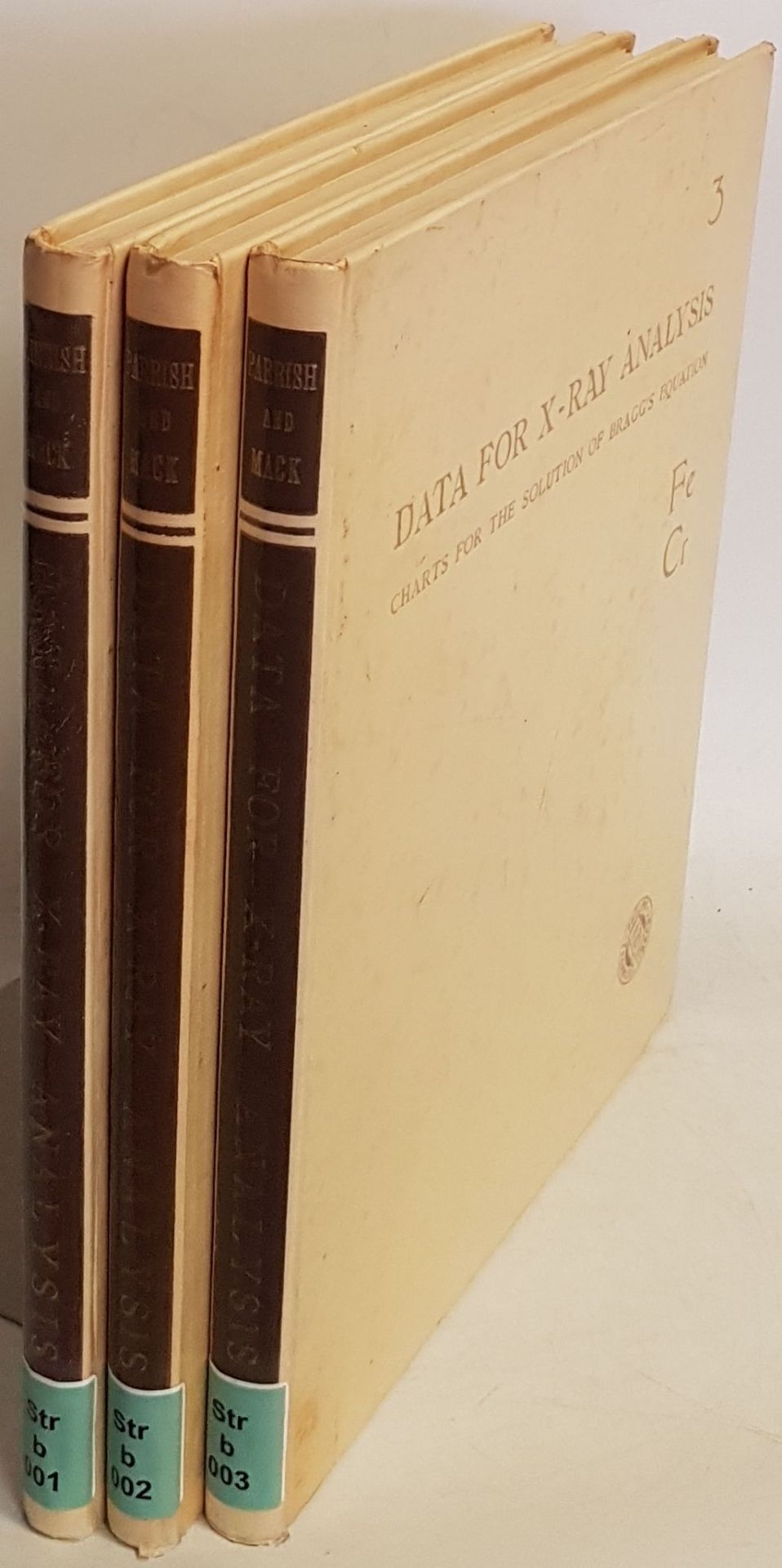 Data for X-Ray Analysis (3 vols./ 3 Bände) - Vol.I: Charts for Solutions of Bragg's Equation (d versus 0 and 20 for copper K radiation)/ Vol.II: ...(d versus 0 and 20 for molybdenum K, cobalt K and tungsten L radiations)/ Vol.III: ...(d versus 0 and 20 for iron K and chromium K radiations)
